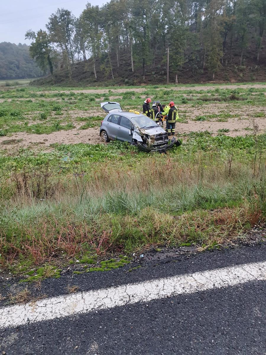 Nugola, finisce con l’auto fuori strada: ferita una 38enne