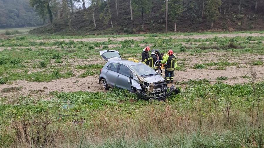 Nugola, finisce con l’auto fuori strada: ferita una 38enne