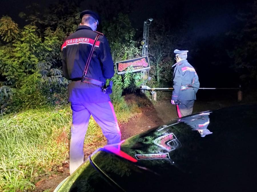 Aggredito e ridotto in fin di vita fuori dal Rockville, arrestati un 21enne e un 18enne
