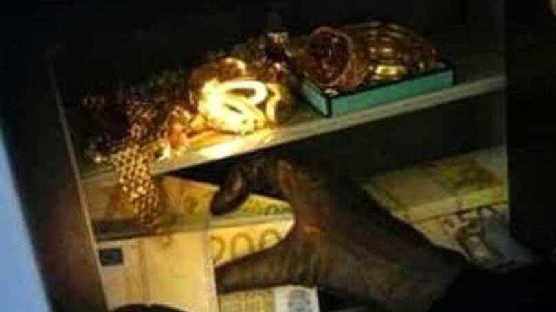 Le svuotano la cassaforte mentre dorme in camera: il colpo in un appartamento a Pisa