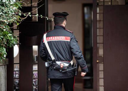 Parla al telefono e non si accorge di essere rimasta chiusa in pizzeria