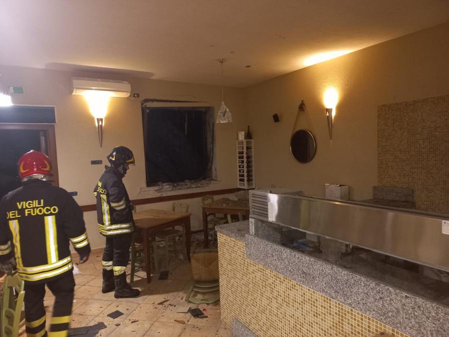 Attentato a Benetutti: ordigno esplode davanti a un ristorante, danni anche all’interno del locale