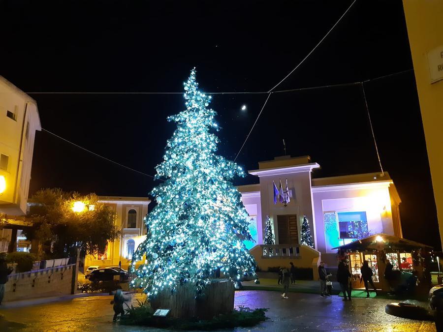 Arzachena si veste a festa: grande albero in piazza, il villaggio di Natale e la pista di pattinaggio
