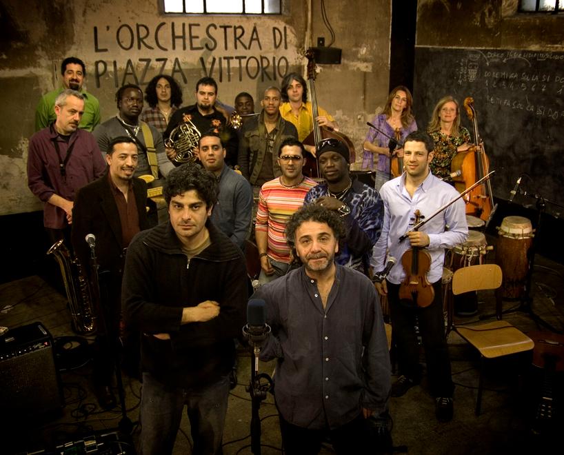 Festivalguer sulla pista da ballo con l’Orchestra di Piazza Vittorio