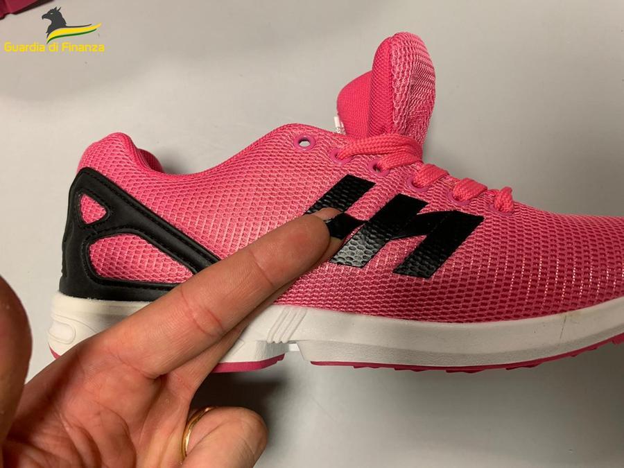 Scarpe taroccate a Pisa: il trucco dei venditori abusivi per ingannare gli agenti