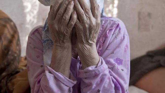 Maltratta i genitori per un anno. Adesso dovrà rispondere anche della morte della madre