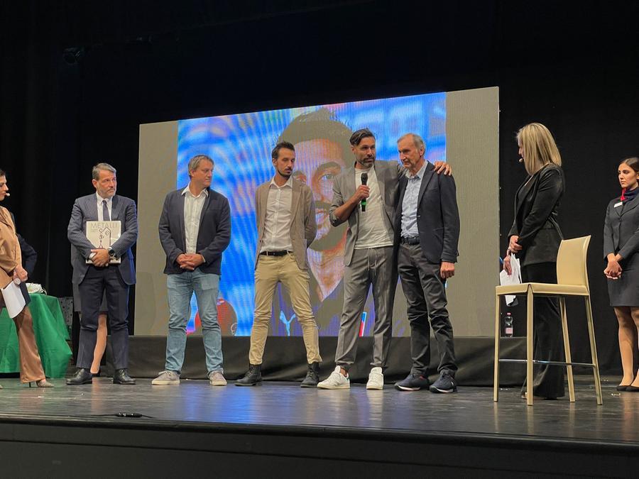 
	Salvatore Sirigu con il padre di Davide Astori durante la premiazione Ussi 2022

