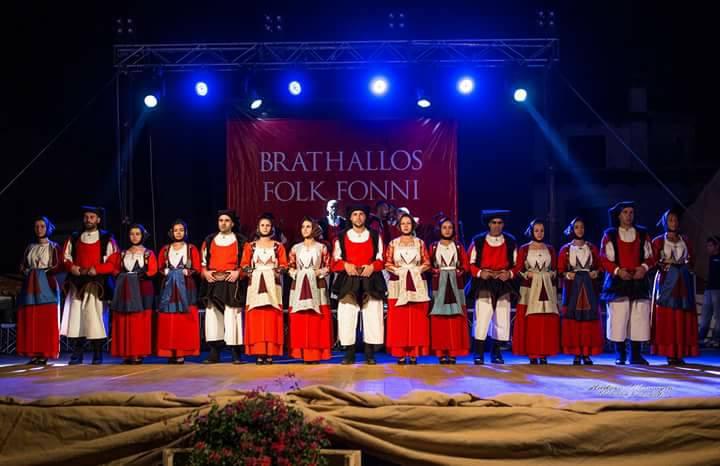 
	I Brathallos di Fonni durante una esibizione (foto tratta dalla pagina Facebook del gruppo folk)

