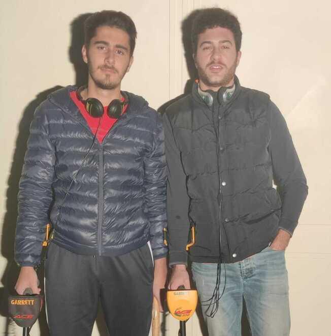 Zocca, provano il metal detector nuovo e trovano una bomba in giardino 