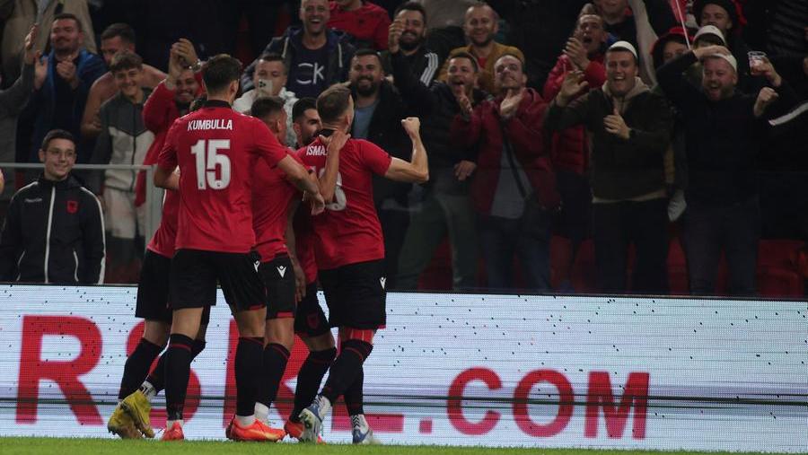 L'esultanza di Ardian Ismajli dopo il gol che ha portato in vantaggio l'Albania