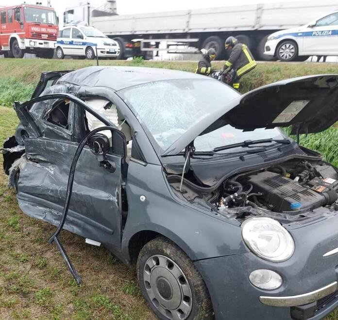Finale Emilia Auto contro camion Ferito il guidatore finito fuori strada 