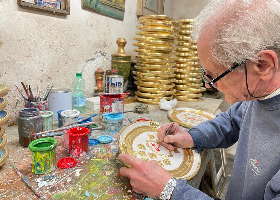 Firenze, l’artigiano con le mani d’oro: «Lavora ancora come una volta»