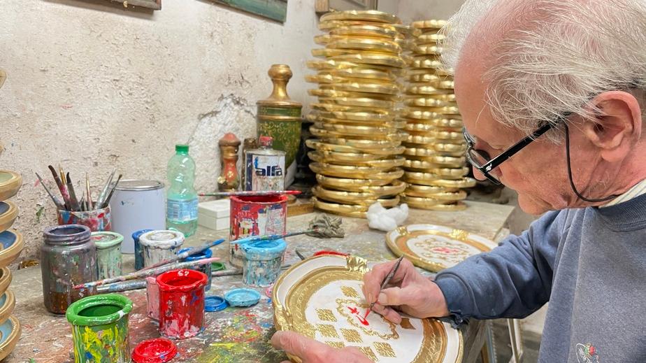 Firenze, l’artigiano con le mani d’oro: «Lavora ancora come una volta»