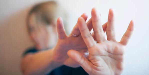 Firenze, chiede soldi alla zia e l’aggredisce: trentenne a processo per violenza sessuale