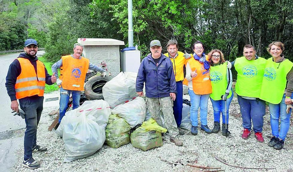 Livorno, lungo la strada dove vinse Pantani un bosco di spazzatura uccide il verde 