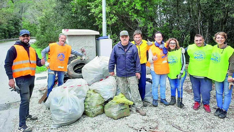 Livorno, lungo la strada dove vinse Pantani un bosco di spazzatura uccide il verde
