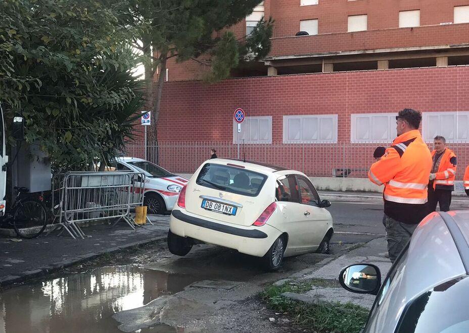 L’asfalto si fa buca all’improvviso: auto sprofonda in via Goito, illesa la conducente