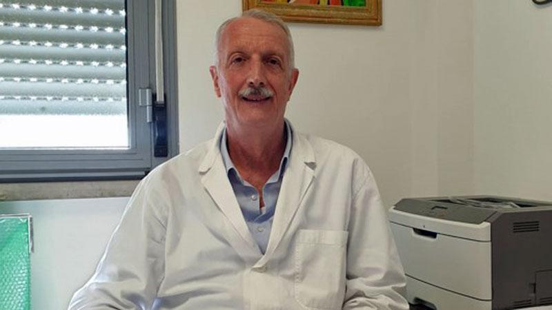 Il dottor Pietro Rivieri nel suo ambulatorio che lascerà il prossimo 29 novembre