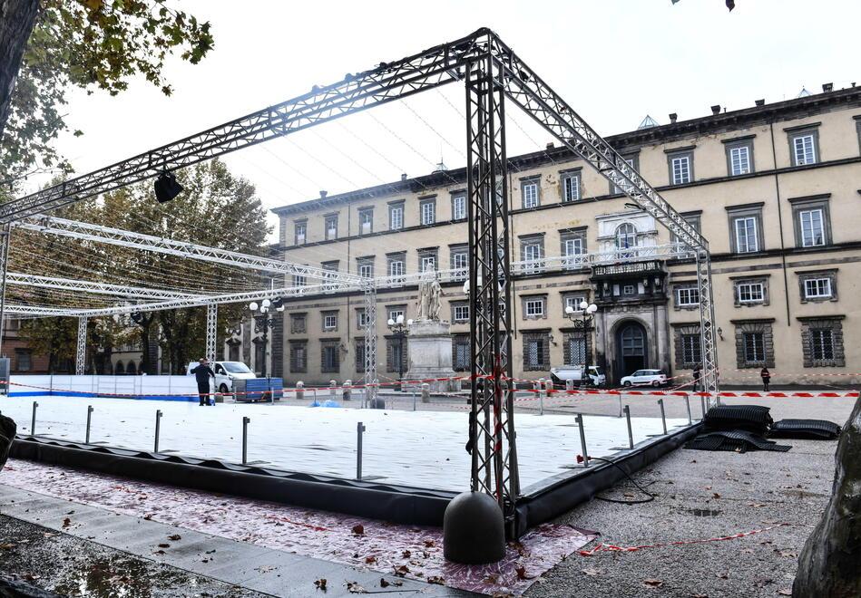 Un albero alto 10 metri in piazza San Michele, luci in centro e periferia