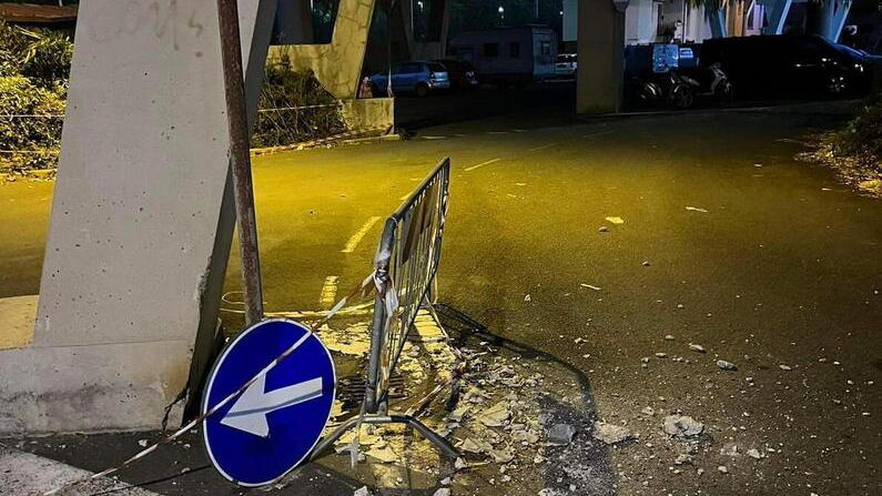 Alcuni pezzi di cemento caduti da uno dei piloni del cavalvavia di Solvay “osservato speciale”: i residenti chiedono manutenzione e sicurezza