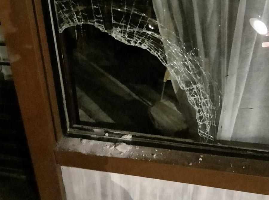 
	La vetrina spaccata della pizzeria

