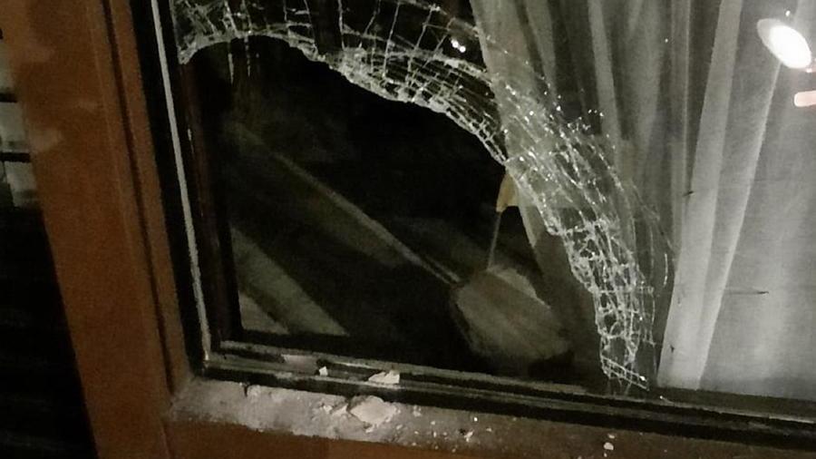 La vetrina spaccata della pizzeria