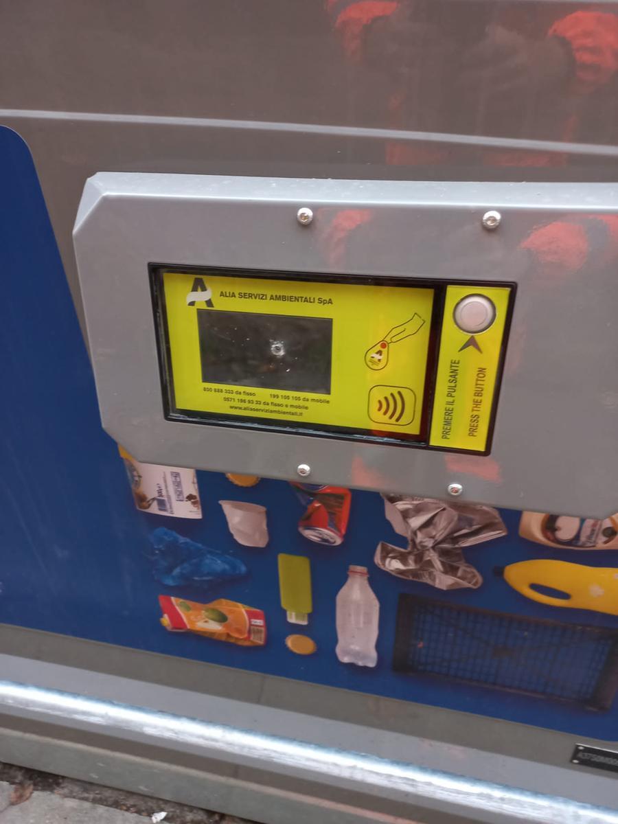 Con un trapano, bucati e resi inattivi 130 cassonetti digitali