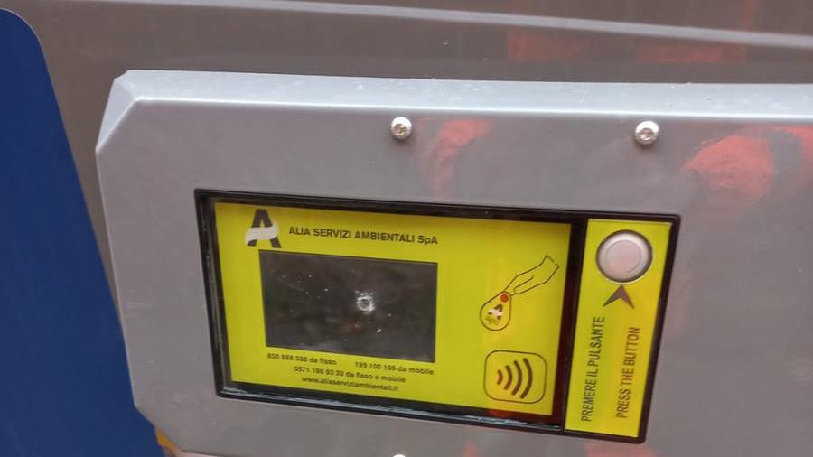 Con un trapano, bucati e resi inattivi 130 cassonetti digitali