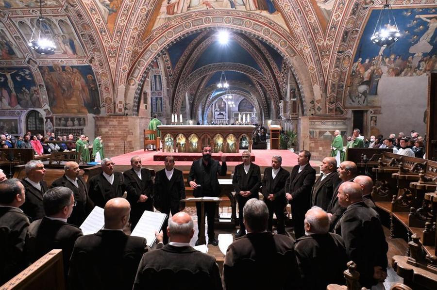 
	Il coro di Seneghe canta durante la messa nella Basilica di Assisi

