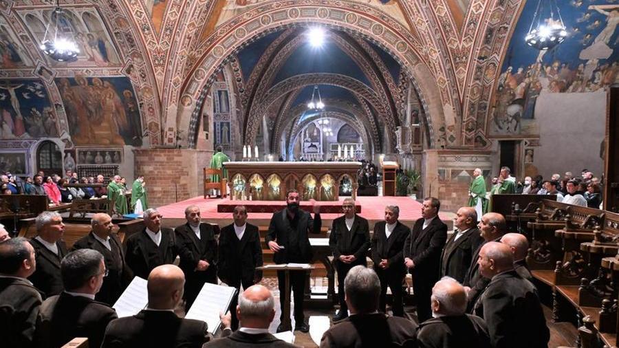 Il coro di Seneghe canta durante la messa nella Basilica di Assisi