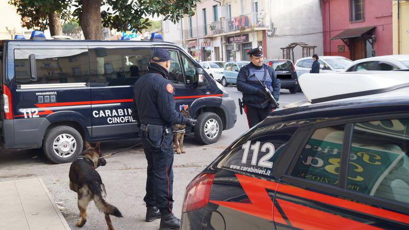 Spacciavano ad ospiti della comunità terapeutica: 11 misure, 3 in carcere