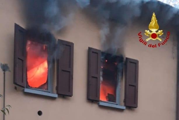 Cavriago, appartamento distrutto dalle fiamme: anziana in ospedale