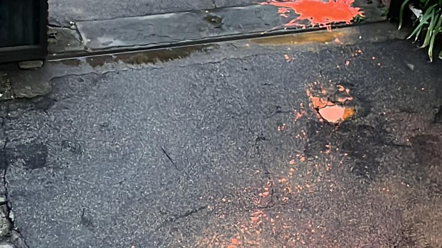 Flash mob dei collettivi, vernice e fumogeni contro l’edificio dell’Ufficio scolastico regionale