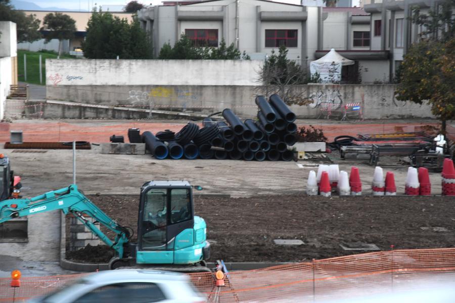 
	I tubi ancora da posare nel cantiere di Foro Boario

