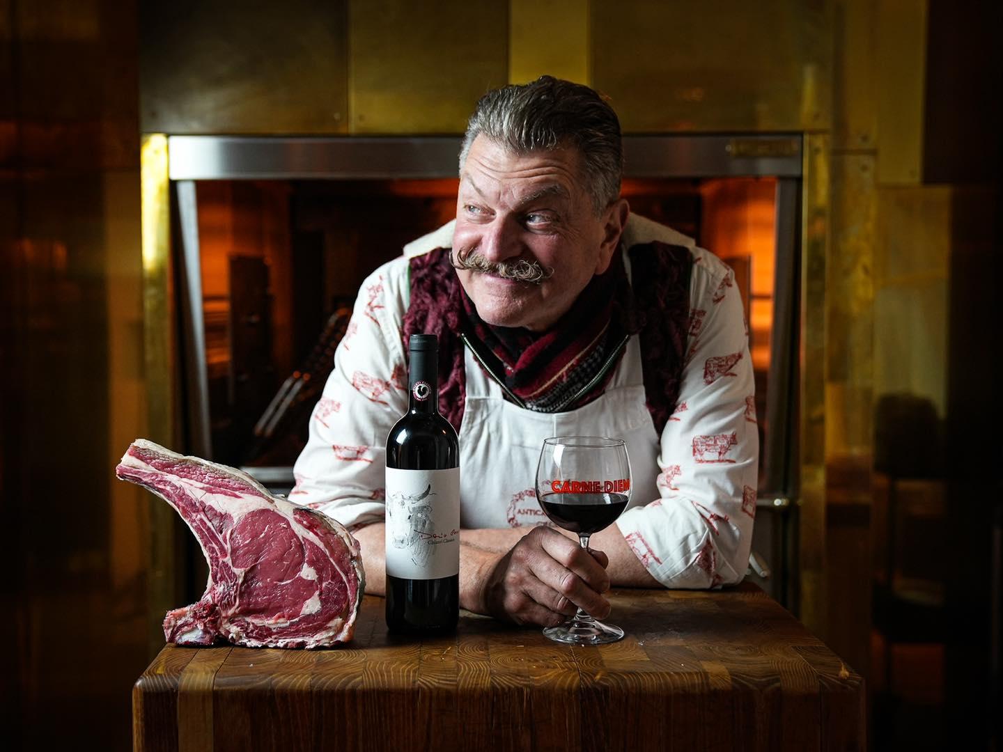 Foto dalla pagina Facebook di Dario Cecchini