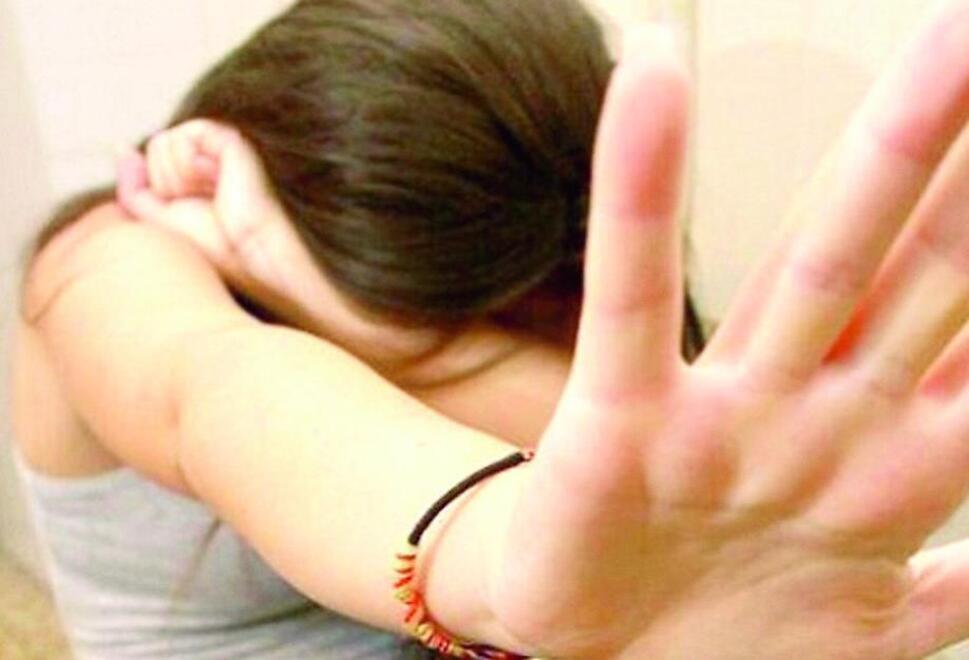 Sassuolo Figlie adottive maltrattate Genitori condannati a tre anni 