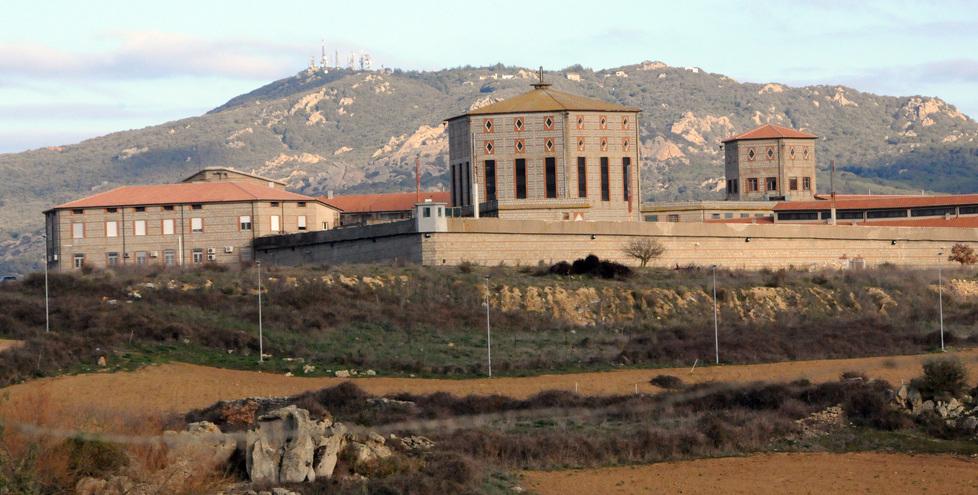 Oliena, confessa di aver colpito la madre alla testa con un’accetta: arrestato