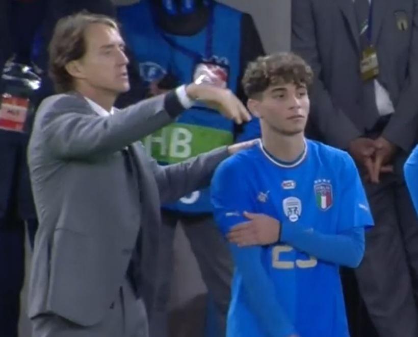 Mancini con il giovane Pafundi esordiente in azzurro a 16 anni contro l'Albania