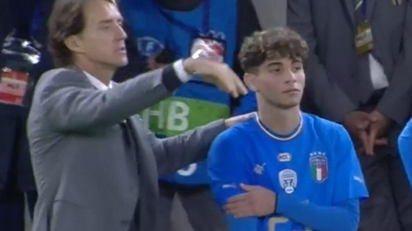 Mancini con il giovane Pafundi esordiente in azzurro a 16 anni contro l'Albania