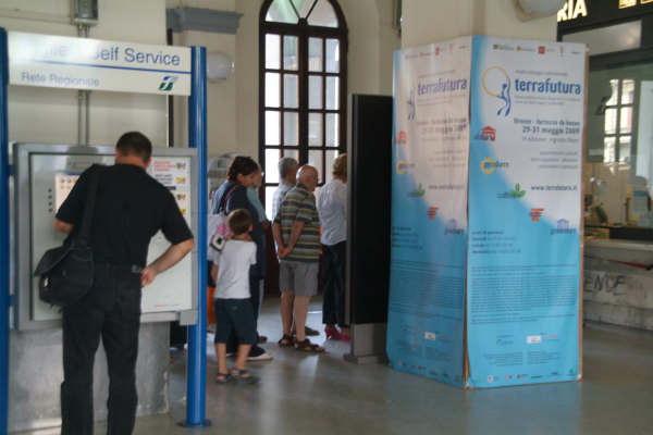 LA BIGLIETTERIA DELLA STAZIONE FERROVIARIA DI LUCCA