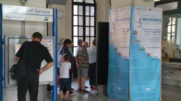 LA BIGLIETTERIA DELLA STAZIONE FERROVIARIA DI LUCCA