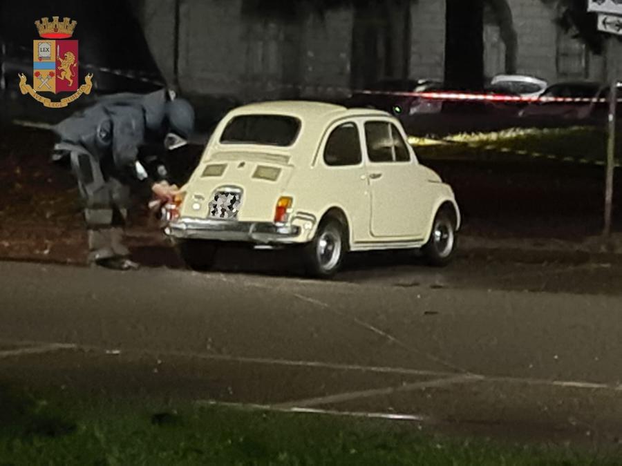 Allarme bomba vicino alla questura di Lucca: l’auto è un pezzo da collezione rubato a un noto chirurgo – Video