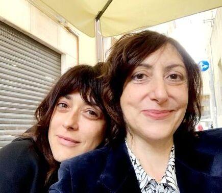 Karaoke femminista: «Quante canzoni amate e divertenti nascondono testi contro le donne» 