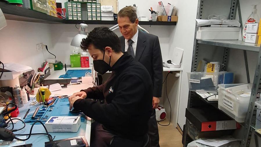 A Livorno il mago che compra telefonini rotti e li trasforma in smartphone nuovi