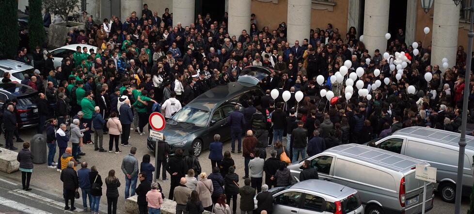 L’ultimo saluto a Lorenzo, morto a 15 anni nello schianto in scooter: «Resterai sempre nei nostri cuori» – Video