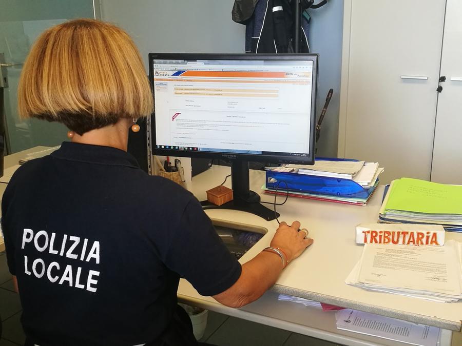 Modena, polizia locale scopre finta cooperativa di assistenza che fingeva di assumere badanti