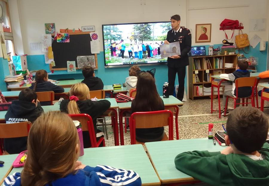 San Polo: i carabinieri leggono libri ai bambini delle elementari
