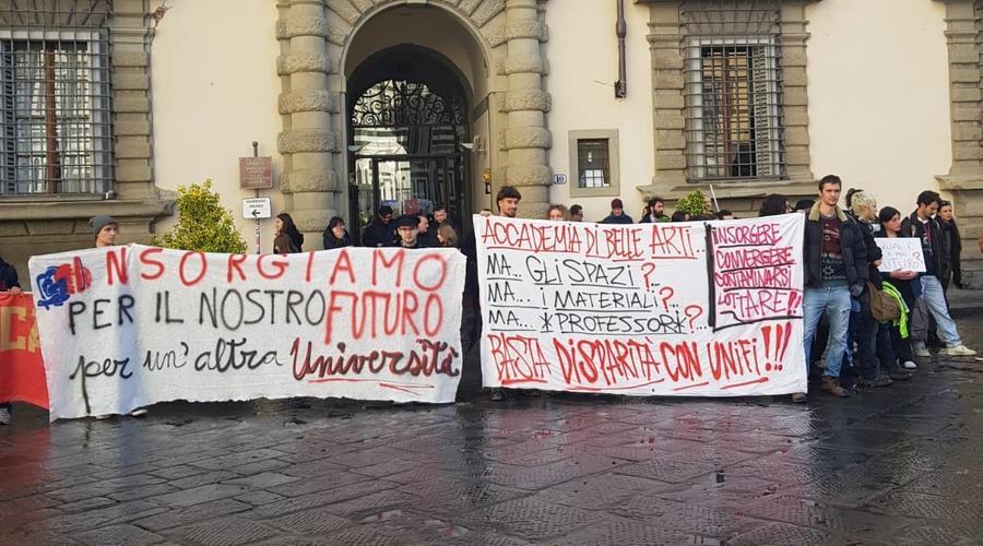 Studenti e operai in piazza a Firenze: sicurezza nelle scuole e sostegno ai lavoratori di aziende in difficoltà