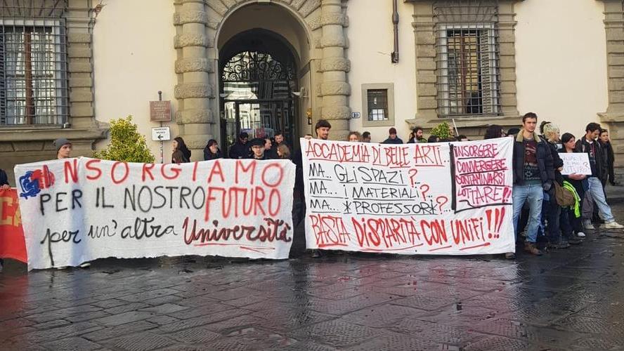 Studenti e operai in piazza a Firenze: sicurezza nelle scuole e sostegno ai lavoratori di aziende in difficoltà