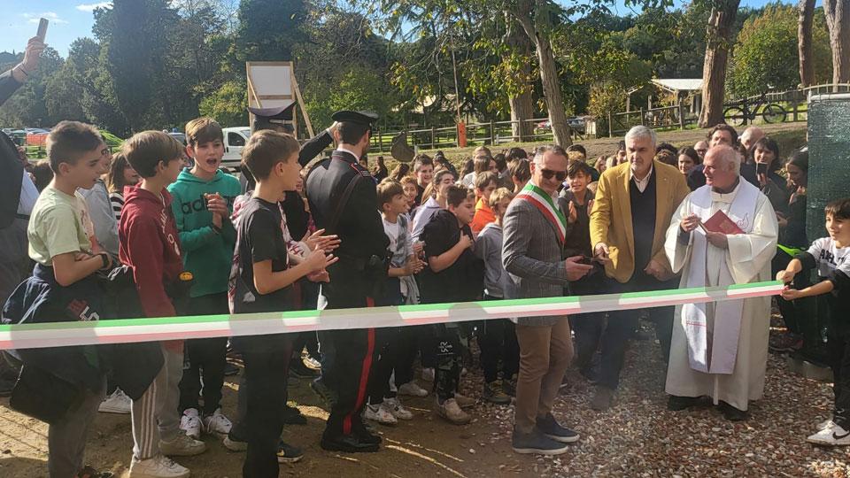 La scuola media in mezzo al bosco cresce e viene inaugurato il secondo edificio